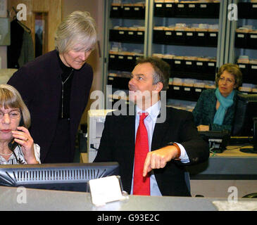 Der britische Premierminister Tony Blair spricht mit Praxismanagerin Lesley Todd während eines Besuchs in einem Primary Care Center im Finsbury Park, London, am Montag, dem 30. Januar 2006, nachdem er zugesagt hatte, die NHS-Dienste näher an die Patienten heranzuführen, während er über das Weißbuch zur Primärversorgung sprach. Er sagte GMTV, dass nach einer "großen" öffentlichen Konsultation mit 42,000 Personen die Hauptbotschaft gewesen sei, dass die Menschen einen besseren und leichteren Zugang zur Versorgung wünschten. Siehe PA Story HEALTH Primär. DRÜCKEN Sie VERBANDSFOTO. Bildnachweis sollte lauten: Michael Stephens/PA/WPA Rota Stockfoto