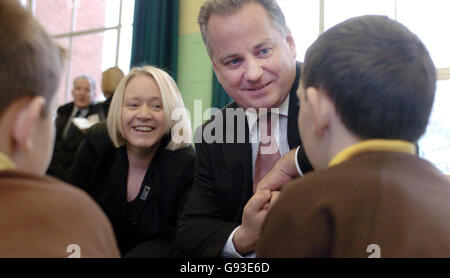 Schottlands erster Minsiter Jack McConnell und Justizministerin Cathy Jamieson besuchen am Montag, den 30. Januar 2006, Schüler, die an einem Anti-Sektierertum-Projekt, dem St. Mirin Primary, beteiligt sind. Der Besuch fällt mit der Einführung des Aktionsplans der Minister zur Bekämpfung des Sektierertums in Schottland zusammen. Die beiden Schulen, eine römisch-katholische und die andere nicht konfessionell, sind Teil eines Partnerschaftsprojekt und haben gemeinsam an einem Drama-Projekt gearbeitet, das sich mit dem Thema Sektierertum auseinandersetzt. Siehe PA Story SCHOTTLAND Sektierertum. DRÜCKEN SIE VERBANDSFOTO. Bildnachweis sollte lauten: Danny Lawson /PA Stockfoto