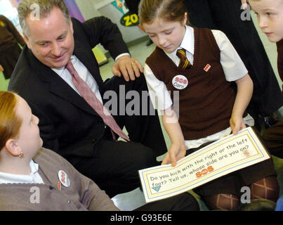 Schottlands erster Minsiter Jack McConnell besucht am Montag, den 30. Januar 2006, Schüler, die an einem Anti-Sektierertum-Projekt beteiligt sind, das St. Mirin Primary in Glasgow. Der Besuch fällt mit der Einführung des Aktionsplans der Minister zur Bekämpfung des Sektierertums in Schottland zusammen. Die beiden Schulen, eine römisch-katholische und die andere nicht konfessionell, sind Teil eines Partnerschaftsprojekt und haben gemeinsam an einem Drama-Projekt gearbeitet, das sich mit dem Thema Sektierertum auseinandersetzt. Siehe PA Story SCHOTTLAND Sektierertum. DRÜCKEN SIE VERBANDSFOTO. Bildnachweis sollte lauten: Danny Lawson /PA Stockfoto