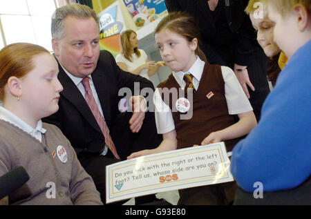 Schottlands erster Minsiter Jack McConnell chattet mit (von links) Leanne Gavin, Ciara Rodgers, Andrew Courts und Greame MacFerson, die an einem Anti-Sektierertum-Projekt beteiligt sind, St. Mirin Primary in Glasgow, Montag, den 30. Januar 2006. Der Besuch fällt mit der Einführung des Aktionsplans der Minister zur Bekämpfung des Sektierertums in Schottland zusammen. Die beiden Schulen, eine römisch-katholische und die andere nicht konfessionell, sind Teil eines Partnerschaftsprojekts und haben gemeinsam ein Dramatik-Projekt entwickelt, das sich mit dem Thema Sektierertum beschäftigt. Siehe PA Story SCHOTTLAND Sektierertum. DRÜCKEN Sie VERBANDSFOTO. Stockfoto