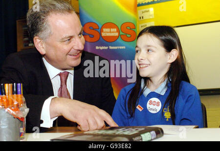 Schottlands erster Minsiter Jack McConnell chattet mit Danielle Latta, 11, die an einem Anti-Sektierertum-Projekt beteiligt ist, St. Mirin Primary in Glasgow, Montag, 30. Januar 2006. Der Besuch fällt mit der Einführung des Aktionsplans der Minister zur Bekämpfung des Sektierertums in Schottland zusammen. Die beiden Schulen, eine römisch-katholische und die andere nicht konfessionell, sind Teil eines Partnerschaftsprojekt und haben gemeinsam an einem Drama-Projekt gearbeitet, das sich mit dem Thema Sektierertum auseinandersetzt. Siehe PA Story SCHOTTLAND Sektierertum. DRÜCKEN SIE VERBANDSFOTO. Bildnachweis sollte lauten: Danny Lawson /PA Stockfoto