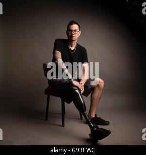 Jay, der sein rechte Bein unterhalb des Knies amputiert werden nach einem Autounfall mit seinem prothetischen Bein und Fuß gehabt hat. Studio-Portrait-Fotografie. UK Stockfoto