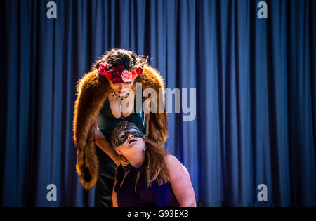 Zwei Frauen Aberystwyth Universität Theater und Drama studies Studenten in einer Inszenierung von Macbeth durchführen. Wales UK Stockfoto