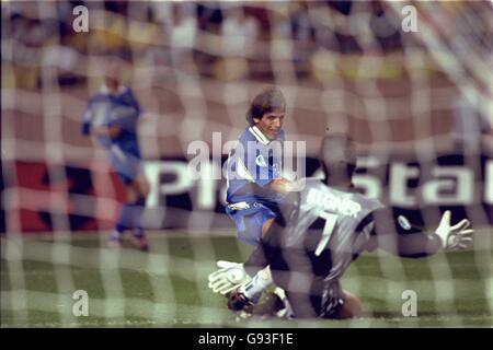 Echter Madrider Torwart Bodo Illgner (rechts) rettet vor Chelsea's Gianfranco Zola (links) Stockfoto