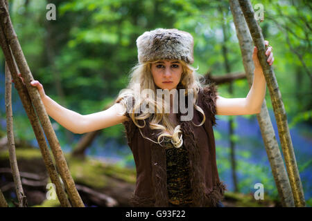 Eine junge Frau, die Modellierung für ein Fantasy-Makeover "Game of Thrones" Fotografie im freien Stil: Göttin / Priesterin / Jägerin in den Wald, UK Stockfoto