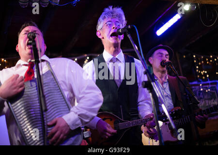 Aberystwyth Skiffle Band, Railroad Bill (mit Traditinal Waschbrett Player), die gebildet, wenn sie an der Universität zusammen in der Stadt waren Wiedereinstieg in den spielen ein Konzert im Rahmen ihrer 30. Jahrestag Tour im Stillleben Bar, Aberystwyth, Samstag, 7. Mai 2016 Stockfoto