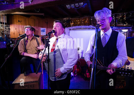 Aberystwyth Skiffle Band, Railroad Bill (mit Traditinal Waschbrett Player), die gebildet, wenn sie an der Universität zusammen in der Stadt waren Wiedereinstieg in den spielen ein Konzert im Rahmen ihrer 30. Jahrestag Tour im Stillleben Bar, Aberystwyth, Samstag, 7. Mai 2016 Stockfoto