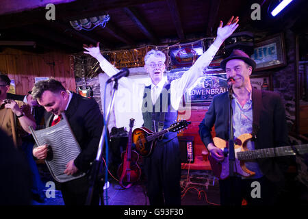 Aberystwyth Skiffle Band, Railroad Bill (mit Traditinal Waschbrett Player), die gebildet, wenn sie an der Universität zusammen in der Stadt waren Wiedereinstieg in den spielen ein Konzert im Rahmen ihrer 30. Jahrestag Tour im Stillleben Bar, Aberystwyth, Samstag, 7. Mai 2016 Stockfoto