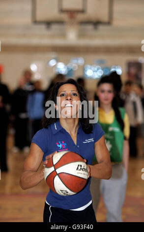 Dame Kelly Holmes besucht die Acland Burghley School im Norden Londons, am Mittwoch, den 1. Februar 2006, wo die Staatssekretärin für Kultur, Medien und Sport Tessa Jowell sie als National School Sport Champion bei der Einführung einer neuen Initiative zur Förderung von mehr britischen Kindern in den Schulsport enthüllte. Siehe PA Story SPORT Holmes. DRÜCKEN Sie VERBANDSFOTO. Foto sollte lauten: Cathal McNaughton/PA Stockfoto