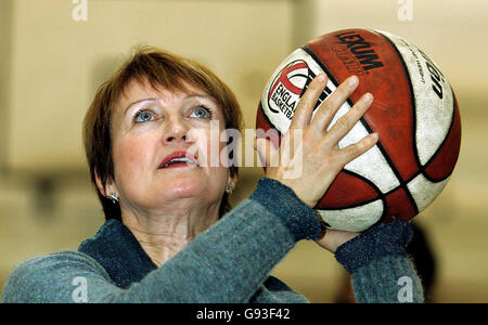 Die Staatssekretärin für Kultur, Medien und Sport Tessa Jowell besucht am Mittwoch, den 1. Februar 2006, die Acland Burghley School im Norden Londons, wo sie Dame Kelly Holmes als National School Sport Champion bei der Einführung einer neuen Initiative zur Förderung von mehr britischen Kindern in den Schulsport enthüllte. Siehe PA Story SPORT Holmes. DRÜCKEN SIE VERBANDSFOTO. Foto sollte lauten: Cathal McNaughton/PA Stockfoto