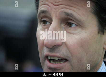 Lord Sebastian Coe (Vorsitzender von LOCOG), als Camelot die neue Rubbelkarte „Win Gold“ zur Unterstützung der Olympischen Spiele 2012 in London, Trafalgar Square, im Zentrum von London, am Mittwoch, den 1. Februar 2006, lanciert. DRÜCKEN SIE VERBANDSFOTO. Bildnachweis sollte lauten: Edmond Terakopian / PA Stockfoto