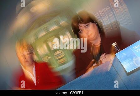 Tainaiste Mary Harney (r) und die irische Ministerin für Bildung und Wissenschaft Mary Hanafin (l) bei der Pressekonferenz zur Bekanntgabe eines Reformpakets von 200 Millionen Euro für die medizinische aus- und Weiterbildung in Regierungsgebäuden, Dublin, Mittwoch, 1. Februar 2006. DRÜCKEN SIE ZUORDNUNG. Foto. Bildnachweis sollte lauten: Julien Behal/PA Siehe PA Story :HEALTH Medical. PA Irish File South Stockfoto