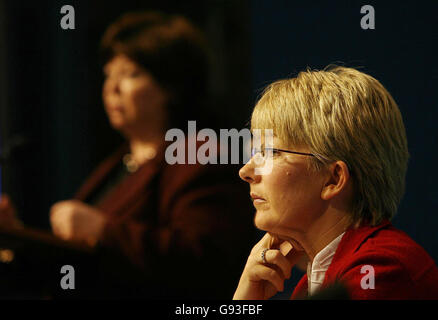 Tainaiste Mary Harney (links) und die Ministerin für Bildung und Wissenschaft Mary Hanafin (rechts) bei der Pressekonferenz zur Ankündigung eines Reformpakets über 200 Millionen Euro für die medizinische aus- und Weiterbildung in Regierungsgebäuden Dublin Mittwoch, 1. Februar 2006. DRÜCKEN SIE VERBANDSFOTO. Das Foto sollte lauten: Julien Behal/PA. Siehe PA Story :HEALTH Medical PA Irish File South Stockfoto