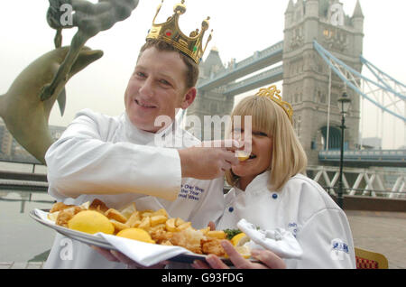 Nigel und Linda Hodgson, Eigentümer von Hodgsons Chippy in Lancaster, feiern am Mittwoch, den 1. Februar 2006, beim Finale des National Fish & Chip Shop of the Year Competition im Guoman Tower Hotel by Tower Bridge in London, die Auszeichnung zum besten Chippy der Nation. Der Preis wurde dem Paar während einer Zeremonie im Hotel überreicht, die von den Organisatoren des Wettbewerbs, der Sea Fish Industry Authority (Seafish), veranstaltet wurde. Sehen Sie sich die PA-Geschichte an. DRÜCKEN SIE VERBANDSFOTO. Der Bildnachweis sollte lauten: Johnny Green/PA Stockfoto