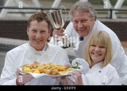 Nigel und Linda Hodgson, Eigentümer von Hodgsons Chippy in Lancaster, feiern am Mittwoch, den 1. Februar 2006, beim Finale des National Fish & Chip Shop of the Year Competition im Guoman Tower Hotel by Tower Bridge in London, dass der Starkoch Brian Turner zum besten Chippy der Nation gekürt wurde. Der Preis wurde dem Paar während einer Zeremonie im Hotel überreicht, die von den Organisatoren des Wettbewerbs, der Sea Fish Industry Authority (Seafish), veranstaltet wurde. Siehe PA Story CONSUMER Chippy. DRÜCKEN SIE VERBANDSFOTO. Der Bildnachweis sollte lauten: Johnny Green/PA Stockfoto