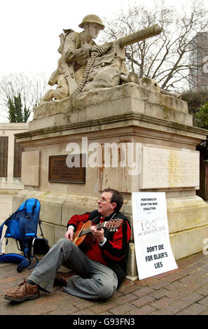 Der ehemalige Segler der Royal Navy Richard Lines, Mitglied der Stop the war Coalition, demonstriert heute, Mittwoch, 1. Februar 2006, am Kriegsdenkmal in Portsmouth nach dem 100. Tod eines britischen Soldaten im Irak. Der Korporal Gordon Pritchard der Royal Scots Dragoon Guards wurde gestern bei einem Sprengstoffanschlag in Umm Qasr bei Basra im Süden des Landes getötet. DRÜCKEN Sie VERBANDSFOTO. Bildnachweis sollte lauten: Chris Ison/PA Stockfoto