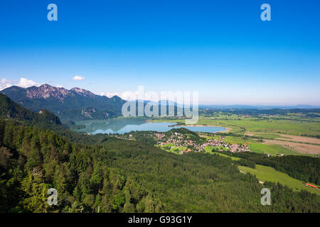 Blick auf See Kochel und Kochel am See aus Zwiesel Schrofen, Herzogstand hinter, Oberbayern, Bayern, Deutschland Stockfoto