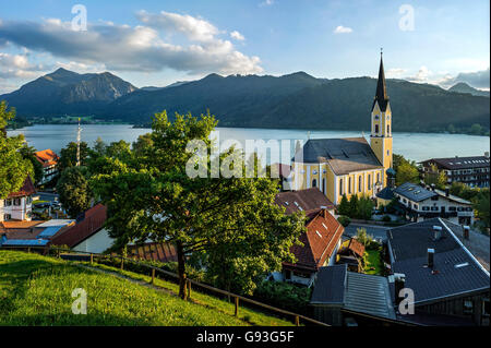 Kirche St. Sixtus, Markt Schliersee, auf dem linken Berg Brecherspitze, Schliersee Berge, Mangfall Berge Stockfoto