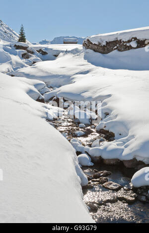 Bach, Hütte, Schnee, Zürs am Arlberg Pass, Vorarlberg, Österreich, Europa Stockfoto