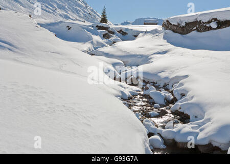 Bach, Hütte, Schnee, Zürs am Arlberg Pass, Vorarlberg, Österreich, Europa Stockfoto