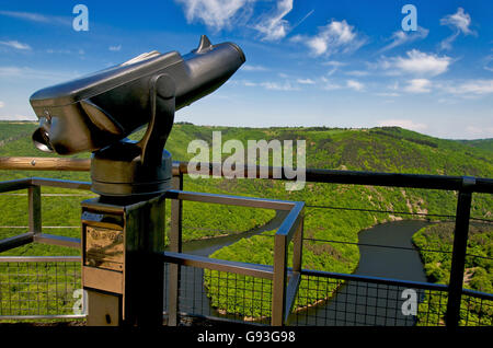 Fernrohr mit Blick auf die Mäander der Queuille, Auvergne, Frankreich, Europa Stockfoto