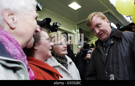 Der ehemalige Liberaldemokrat Charles Kennedy auf dem Wahlkampfweg mit dem lokalen Nachwahlkandidaten Willie Rennie (nicht abgebildet) in der Dunfermline High Street, Donnerstag, 2. Februar 2006, vor der Nachwahl nächste Woche. Kennedy war auf seinem ersten öffentlichen Ausflug seit dem Aufhören über sein Getränk Problem.Siehe PA Geschichte POLITIK Kennedy. DRÜCKEN Sie VERBANDSFOTO. Bildnachweis sollte lauten: Andrew Milligan/PA. Stockfoto