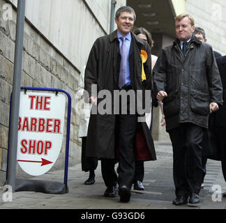 Der ehemalige Liberaldemokrat Charles Kennedy (R) auf dem Wahlkampfweg mit dem lokalen Nachwahlkandidaten Willie Rennie in der Dunfermline High Street, Donnerstag, 2. Februar 2006, vor der Nachwahl nächste Woche. Kennedy war auf seinem ersten öffentlichen Ausflug seit dem Aufhören über sein Getränk Problem.Siehe PA Geschichte POLITIK Kennedy. DRÜCKEN Sie VERBANDSFOTO. Bildnachweis sollte lauten: Andrew Milligan/PA. Stockfoto