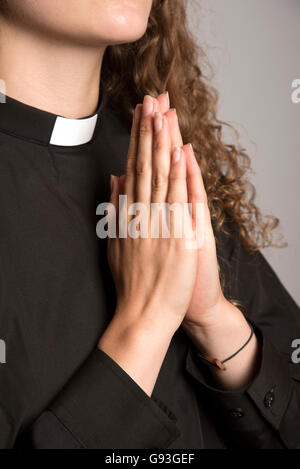 Priester tragen einen klerikal-Kragen und mit den Händen umklammert zusammen beten Stockfoto