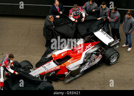 Midland MF1 enthüllt am Freitag, den 3. Februar 2006, ihren neuen Toyota M16 Formel-1-Wagen auf dem Silverstone Circuit. Das Team startet in der FIA Formel 1 Weltmeisterschaft 2006, die am 12. März in Bahrain startet. DRÜCKEN Sie VERBANDSFOTO. Bildnachweis sollte lauten: Rui Vieira/PA. Stockfoto