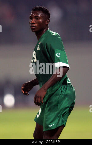 Fußball - Afrikanischer Fußballpokal 2006 - Gruppe C - Tunesien - Sambia - Harras El-Hedaud-Stadion. Clive Hachilensa, Sambia Stockfoto