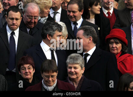 Bundeskanzler Gordon Brown und Schottlands erster Minister Jack McConnell MSP(r) nach dem Gedenkgottesdienst in der Dunfermline Abbey für Rachel Squire, die ehemalige Abgeordnete von Dunfermline und West Fife, die letztes Jahr nach Krankheit starb. Siehe PA-Geschichte SCOTLAND Squire. DRÜCKEN SIE VERBANDSFOTO. Das Foto sollte lauten: Andrew Milligan/PA. Stockfoto