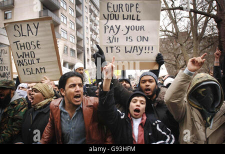 Muslimische Demonstranten vor der dänischen Botschaft in London, Freitag, 3. Februar 2006, protestieren gegen eine dänische Zeitung, die Anfang dieser Woche eine Karikatur des Propheten Mohammed veröffentlichte. Siehe PA Geschichte POLITIK Cartoons Protest. DRÜCKEN Sie VERBANDSFOTO. Bildnachweis sollte lauten: Stefan Rousseau/PA Stockfoto