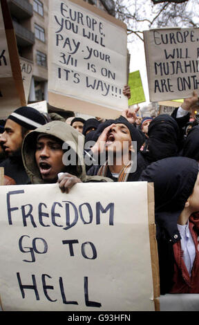 Muslimische Demonstranten vor der dänischen Botschaft in London, Freitag, 3. Februar 2006, protestieren gegen eine dänische Zeitung, die Anfang dieser Woche eine Karikatur des Propheten Mohammed veröffentlichte. Siehe PA Geschichte POLITIK Cartoons Protest. DRÜCKEN Sie VERBANDSFOTO. Bildnachweis sollte lauten: Stefan Rousseau/PA Stockfoto