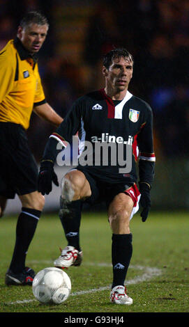 Die Gianfranco Zola von Chelsea All Stars XI in Aktion während der Spiel gegen die Macclesfield Town Legends während Schiedsrichter Mark Halsey Sieht aus Stockfoto