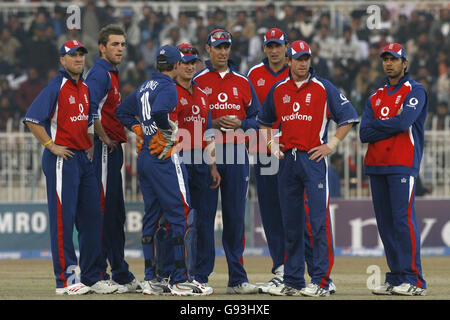 Die Spieler Matt Prior, Liam Plunkett, Geraint Jones, Andrew Strauss, Marcus Trescodick, Steve Harmison, Paul Collingwood und Kabir Ali warten auf die Ankunft der Getränke während des fünften Tages-Internationals im Rawalpindi Stadium, Pakistan, Mittwoch, 21. Dezember 2005. Stockfoto