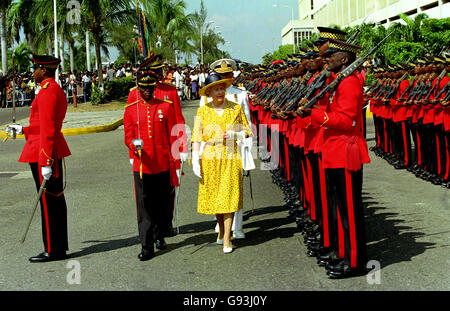 Die Königin überprüft die Ehrengarde in Kingston, Jamaika. Stockfoto