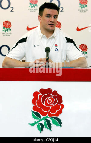 Rugby Union - England Pressekonferenz - Pennyhill Park Hotel, Bagshot. Der englische Rugby-Kapitän Martin Corry spricht während einer Pressekonferenz im Pennyhill Park Hotel, Bagshot, mit den Medien. Stockfoto