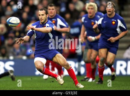 Frankreichs Frederic Michalak beim RBS 6 Nations-Spiel gegen Schottland im Murrayfield Stadium, Edinburgh, Sonntag, 5. Februar 2006. DRÜCKEN Sie VERBANDSFOTO. Bildnachweis sollte lauten: David Davies/PA. Stockfoto