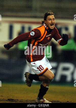 Roma Francesco Totti feiert Scoring das Gewinnertor aus der Strafpunkt, um die Punktzahl 4-3 zu machen Stockfoto