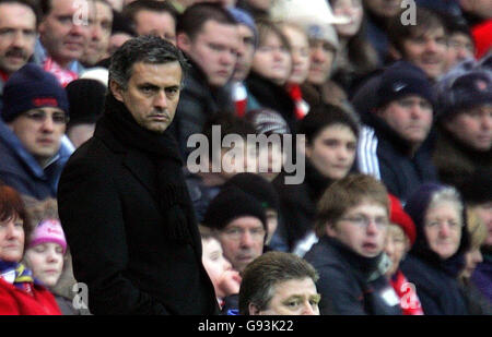 Chelsea-Manager Jose Mourinho beim Barclays Premiership-Spiel gegen Middlesbrough im Riverside Stadium, Middlesbrough, Samstag, 11. Februar 2006. DRÜCKEN Sie VERBANDSFOTO. Bildnachweis sollte lauten: Owen Humphreys/PA. Stockfoto