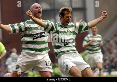 Maciej Zurawski (R) von Celtic feiert das Tor gegen die Rangers mit John Hartson während des Spiels der Bank of Scotland Premier League im Ibrox Stadium, Glasgow, Sonntag, 12. Februar 2006. DRÜCKEN SIE VERBANDSFOTO. Der Bildnachweis sollte lauten: Danny Lawson/PA. ***NUR REDAKTIONELLE VERWENDUNG*** Stockfoto