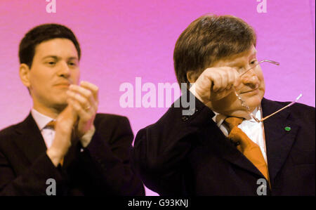 David Miliband applaudiert dem Vorsitzenden der Labour Party Ian McCartney, als er in Tränen zusammenbricht, nachdem er seine Rede bei der Abschlusssitzung der Konferenz über das Hundertjährige Jubiläum der Labour Party in Blackpool am Sonntag, den 12. Februar 2006 hielt. Siehe PA Geschichte POLITIK Labor. DRÜCKEN Sie VERBANDSFOTO. Bildnachweis sollte lauten: Stefan Rousseau/PA. Stockfoto