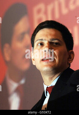 Der Minister der lokalen Regierung David Miliband spricht am Sonntag, den 12. Februar 2006, über die Abschlusssitzung der Konferenz der Labour Party zum Hundertjährigen Jahr in Blackpool. Siehe PA Geschichte POLITIK Labor. PRESSEVERBAND Foto. Bildnachweis sollte lauten: Stefan Rousseau/PA. Stockfoto