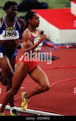 Leichtathletik - 16. Commonwealth Games - Kuala Lumpur, Malaysia - 800-m-Finale der Frauen. Bronzemedaillengewinnerin Diane Modahl aus England Stockfoto