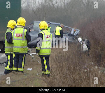 Einsatzkräfte am Unfallort auf der A52 zwischen Sedgebrook und Bottesford in Lincolnshire, wo am Dienstag, dem 14. Februar 2006, bei einem Frontalzusammenstoß mit zwei Lastkraftwagen und einem Minibus bis zu sechs Personen gestorben sein sollen. Siehe PA Geschichte POLIZEI Crash. DRÜCKEN SIE VERBANDSFOTO. Bildnachweis sollte lauten: Phil O'Brien / PA. Stockfoto