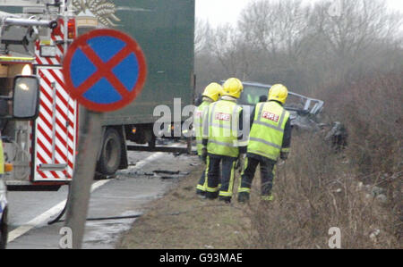 Einsatzkräfte am Unfallort auf der A52 zwischen Sedgebrook und Bottesford in Lincolnshire, wo am Dienstag, dem 14. Februar 2006, bei einem Frontalzusammenstoß mit zwei Lastkraftwagen und einem Minibus bis zu sechs Personen gestorben sein sollen. Siehe PA Geschichte POLIZEI Crash. DRÜCKEN SIE VERBANDSFOTO. Bildnachweis sollte lauten: Phil O'Brien / PA. Stockfoto