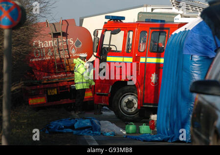 Einsatzkräfte am Unfallort auf der A52 zwischen Sedgebrook und Bottesford in Lincolnshire, wo bis zu sechs Personen vermutlich am Dienstag, den 14. Februar 2006, bei einer Kollision mit zwei Lastkraftwagen und einem Minibus ums Leben gekommen sind. Siehe PA Geschichte POLIZEI Crash. DRÜCKEN Sie VERBANDSFOTO. Bildnachweis sollte lauten: Chris Radburn / PA. Stockfoto