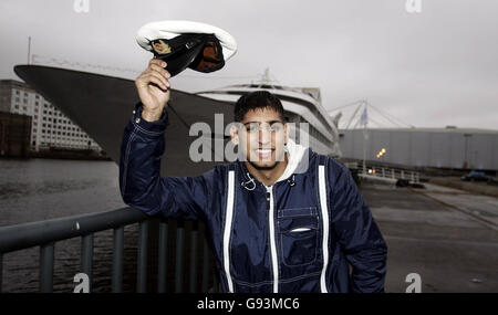 Amir Khan posiert für die Medien während eines Fotoanrufs im Sunborn Yacht Hotel, Royal Victoria Dock, London, Donnerstag, 19. Januar 2006. Khan kämpft am 28. Januar in der Nottingham Arena gegen Vitali Martynov. Siehe PA Story BOXING Khan. DRÜCKEN SIE VERBANDSFOTO. Bildnachweis sollte lauten: Andrew Parson/PA Stockfoto