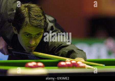 Ronnie O'Sullivan im Einsatz gegen Peter Ebdon während des SAGA Insurance Masters Viertelfinalmatches im Wembley Conference Center, Donnerstag, 19. Januar 2006. Siehe PA Story SNOOKER Masters. DRÜCKEN Sie VERBANDSFOTO. Bildnachweis sollte lauten: Rebecca Naden/PA. Stockfoto