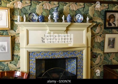 Am Kamin im Zimmer Acanthus Wightwick Manor Wolverhampton West Midlands England UK Stockfoto